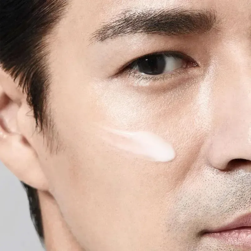 Men Energizing Moisturizer Extra Light Fluid - Image 4
